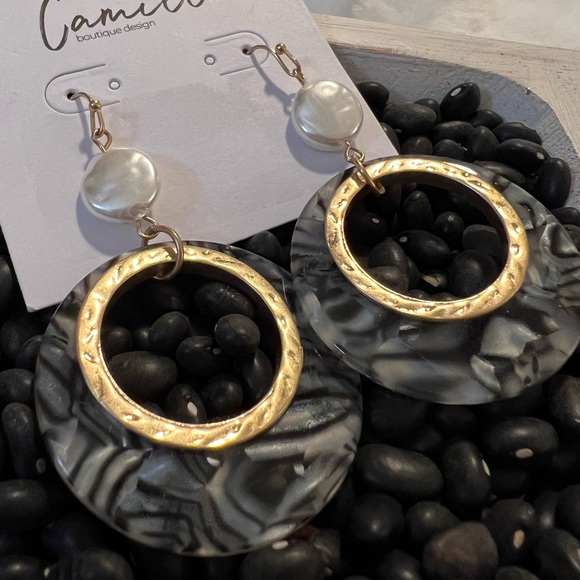 Coin Pearl & Cut-Out Gray Marbled Disk Earring - Picture 2 of 6